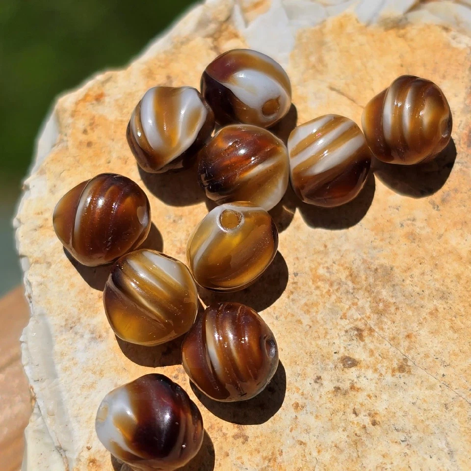 Cuentas de vidrio prensado vintage raras | Caramelo ranurado texturizado y blanco | Juego de 10 Foto 3 de 4