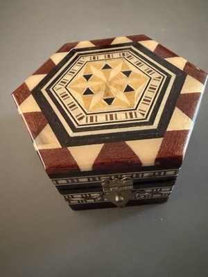 HAND MADE WOODEN MARQUETRY INLAID HINGED LID SMALL JEWELLERY BOX HEXAGON SHAPED