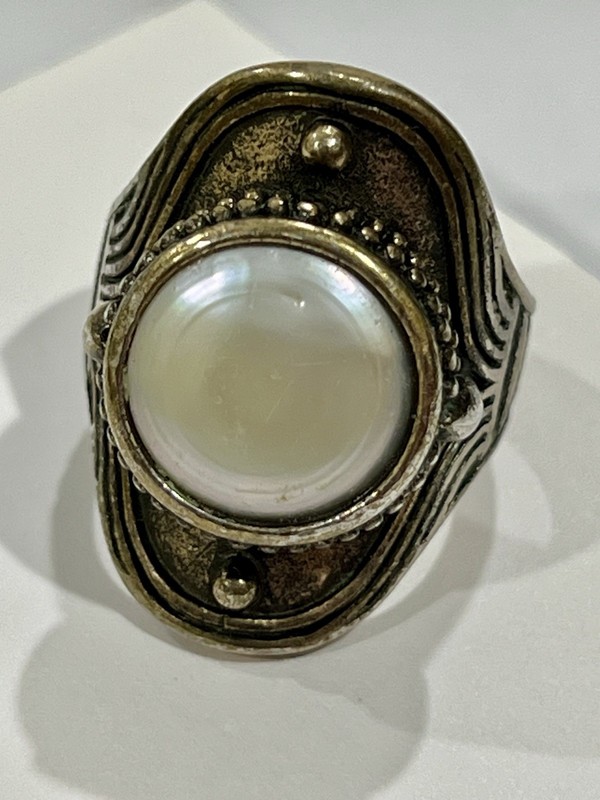 Lucky Brand Large Vintage Style Ring. Gold Tone w/Mother of Pearl Stone. 9.5