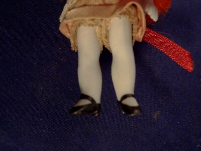 Ancienne Poupée Mignonette En Biscuit - Yeux En Verre - Années 20 - Tenue D'époque