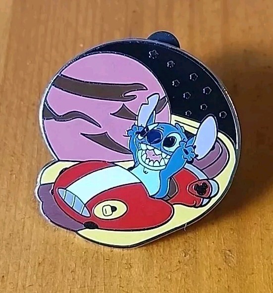 Disney  Cast Lanyard  4  Stitch on a Flying Saucer Hands Up Pin