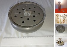 CENTRO TAVOLO PORTA FIORI RECISI IN PELTRO, coperchio traforato, cm 15 x h 8