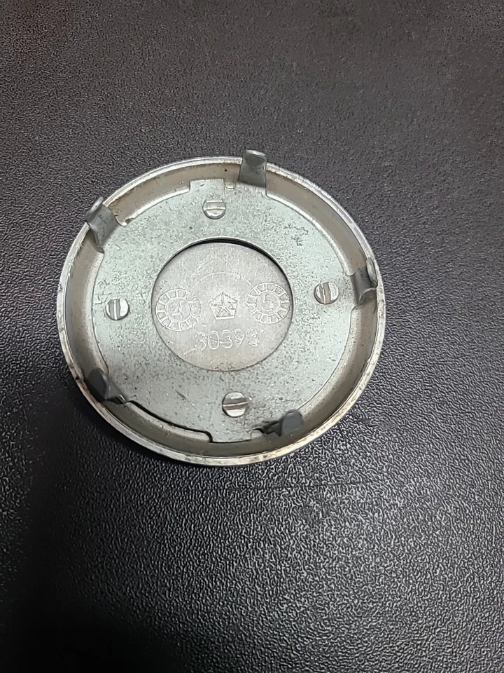 克莱斯勒 300 米 Sebring LHS PT 着色银色金属中心盖 4284995 30393 — 第 3/4 张图片