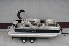 New  21 ft  pontoon boat-40 Hp Mercury