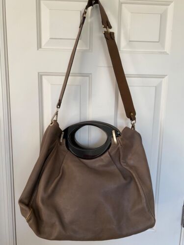 Borsa MARNI in pelle marrone manici acrilici neri con tracolla chitarra marrone hobo - Foto 11 di 16