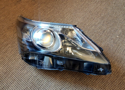 Toyota AVENSIS (t270) 2012 Right Front Headlight 1000017685 Ara73 