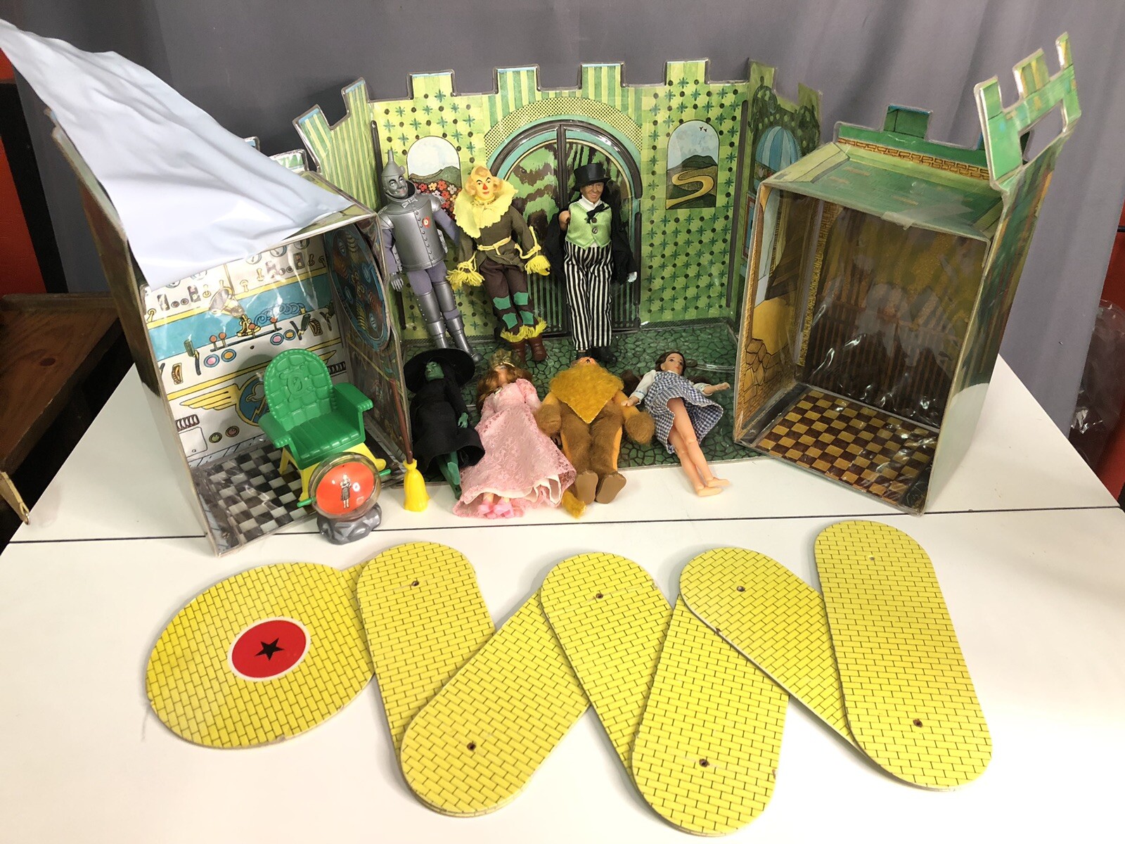 Vintage MEGO Wizard Of Oz Emerald City Playset Dorothy Tinman Cowardly