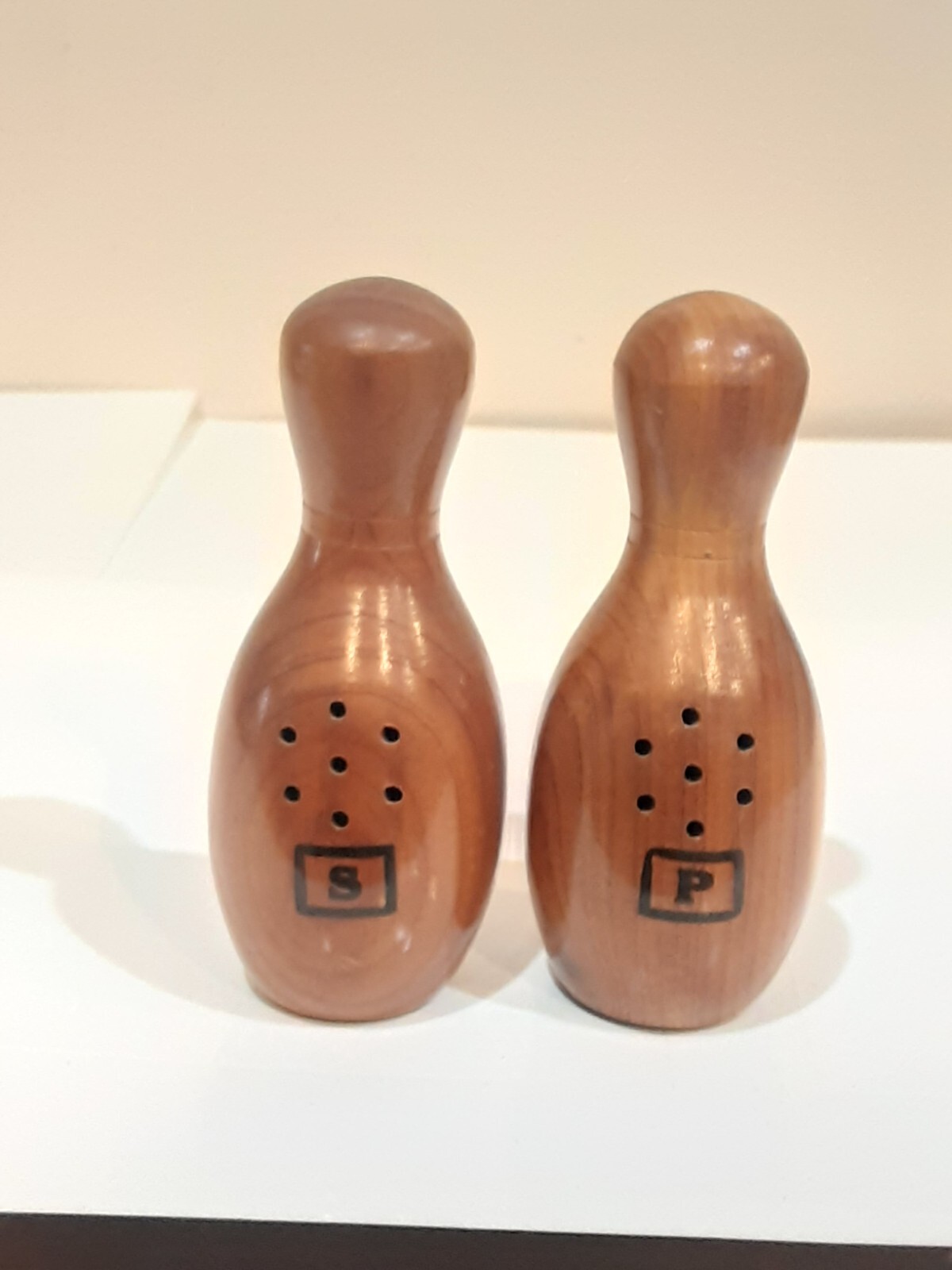 VINTAGE ETHAN ALLEN VERMONT WOODEN BOWLING PINS SALT n PEPPER SHAKERS