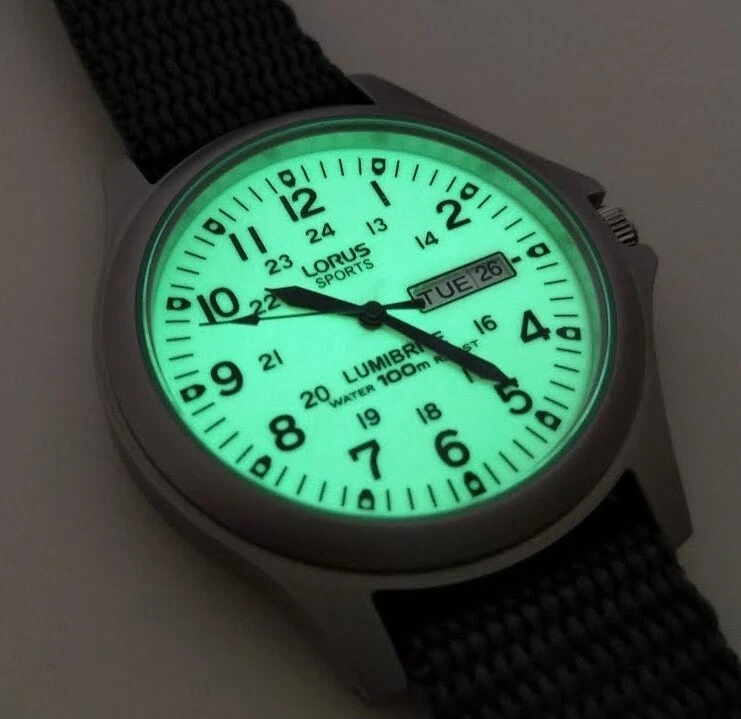Lorus Luminoso e Brillante Orologio Militare RJ655AX9 Nuovo - Immagine 2 di 3