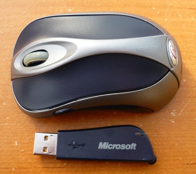 Microsoft Wireless Notebook Optical Mouse 4000 Model 1050 /W USB.