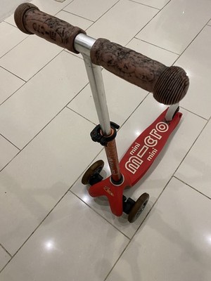 Micro Mini Deluxe Scooter mit LED Vorderrädern - Rot