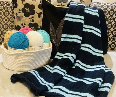 Handgefertigte gestrickte Schoßdecke in Marine & Hellblau