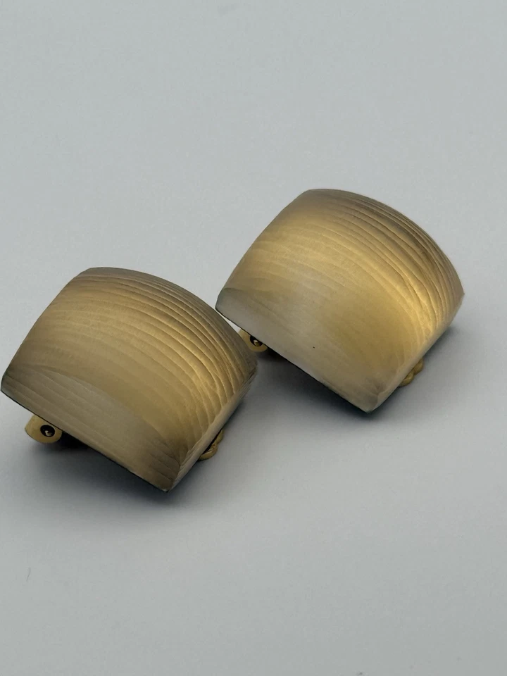 Pendientes de clip cuadrados Lucita de oro esmerilado de diseñador ALEXIS BITTAR FIRMADOS Foto 3 de 4