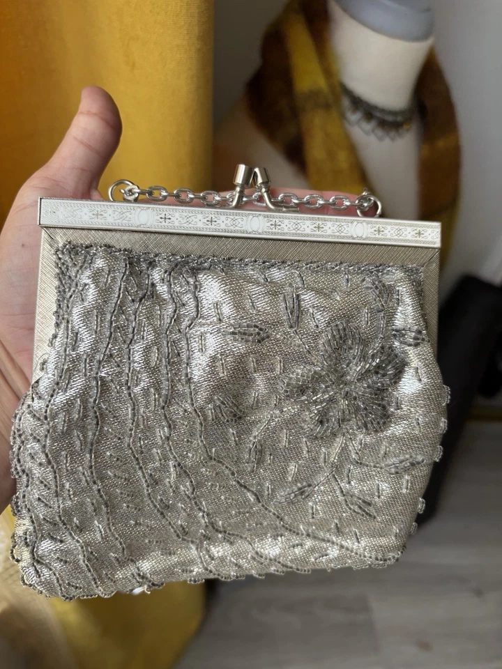 Impresionante Cartera de Colección Años 60 Plateada con Cuentas Cierre de Bloqueo Hecha en Hong Kong! Foto 2 de 4