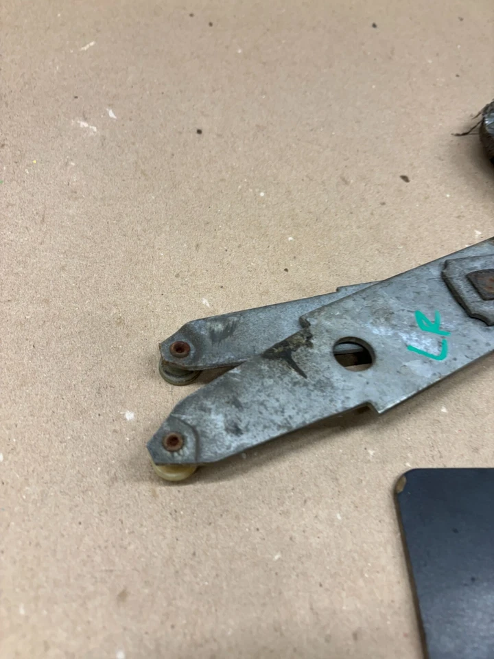 1964-1967 Oldsmobile Cutlass F-85 Vista Cruiser 4dr left rear window regulator - Image 2 of 4