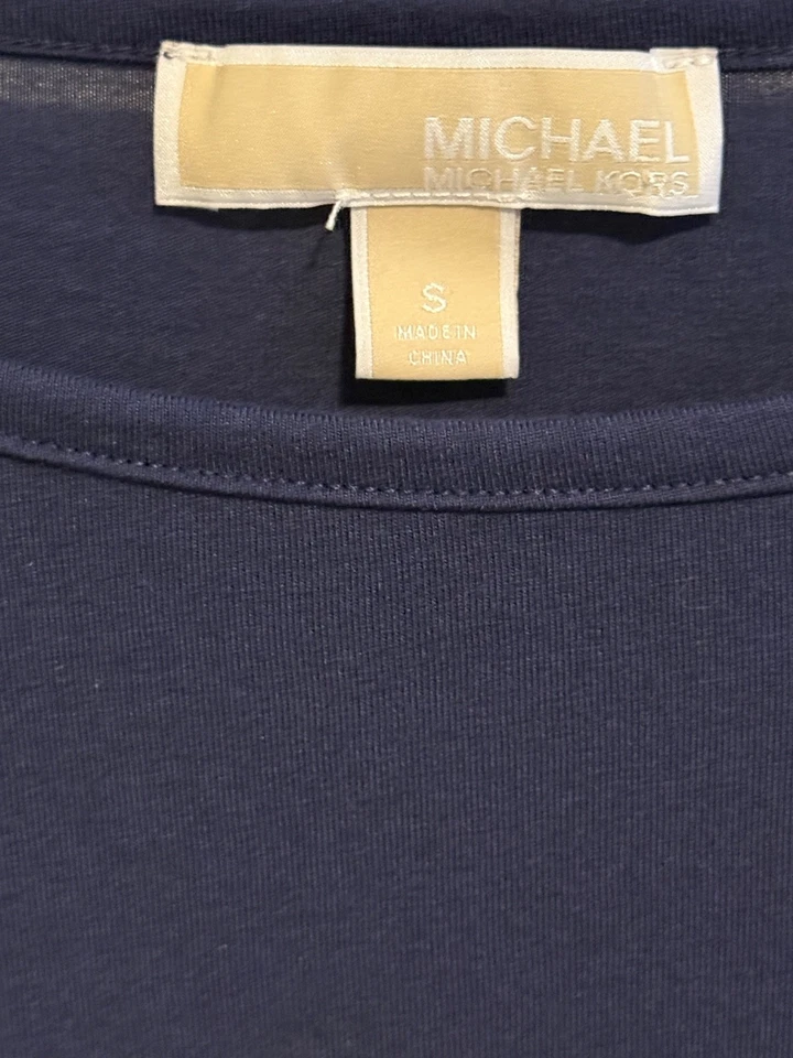 Blusa feminina Michael Kors azul marinho algodão detalhe de gravata na lateral tamanho pequeno em excelente estado usado - Imagem 2 de 4