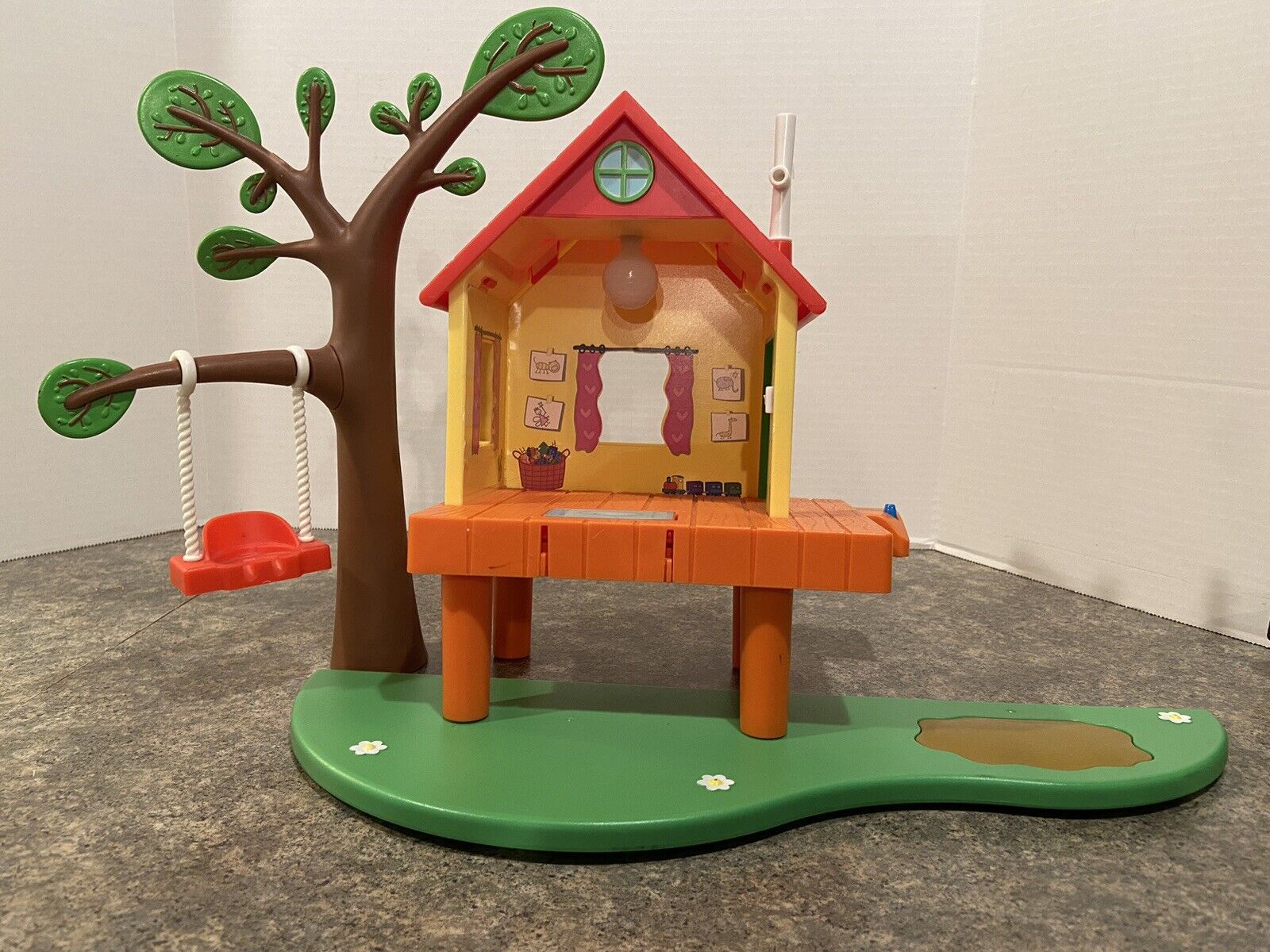 Peppa Pig Play House In The Grass Background, Peppa Pig House