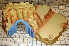KIDKRAFT RAILROAD PLASTIC MOUNTAIN TUNNEL