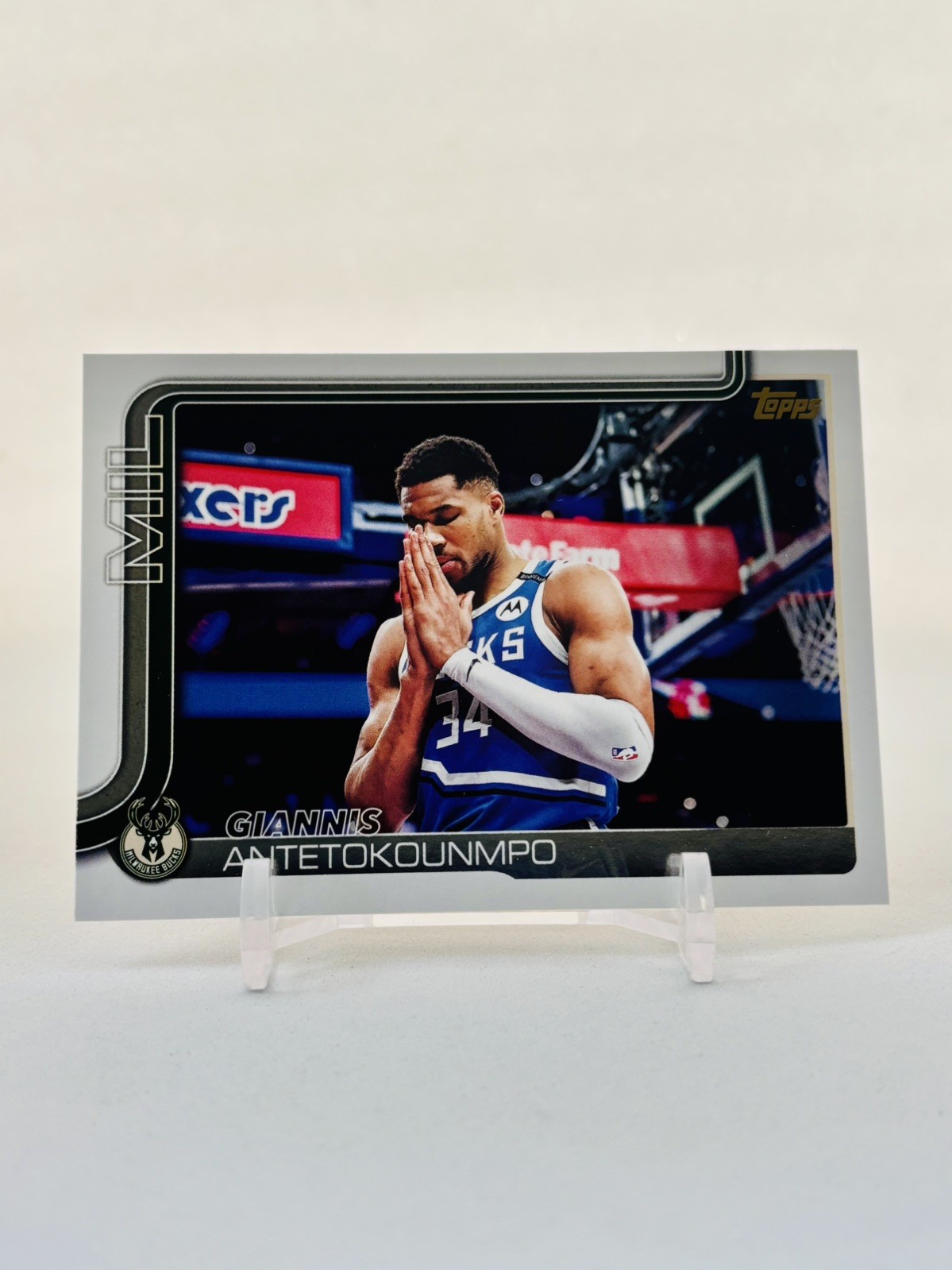 2025-26 Topps Basketball #54 Giannis Antetokounmpo Golden Mirror Variation SSP
