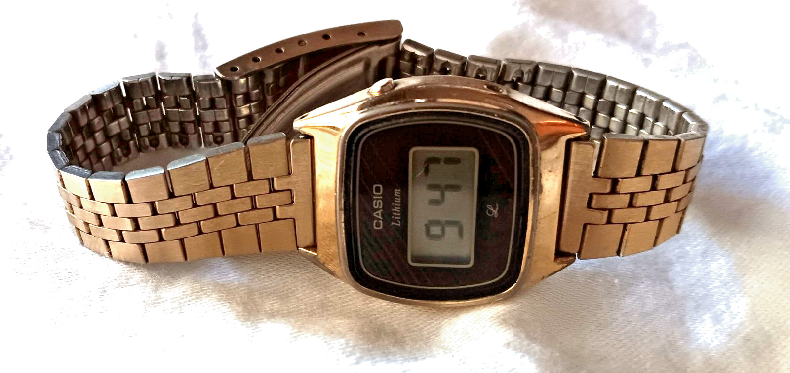 VTG Casio Gold Tone Digital Watch 1970s Lithium, Adj Stainless Steel Band  Japan