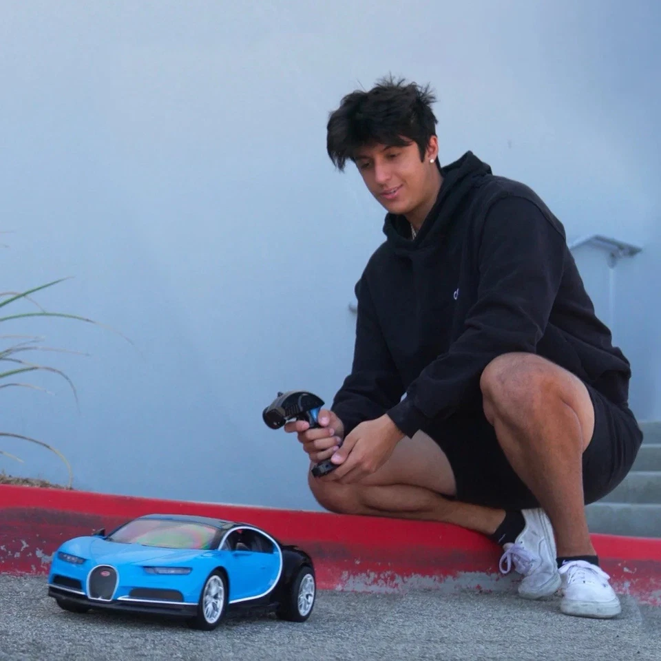 World Tech Bugatti Chiron 1/10 Electric  RC Car 2.4 GHz Radio Lights New In Box - Image 4 of 4