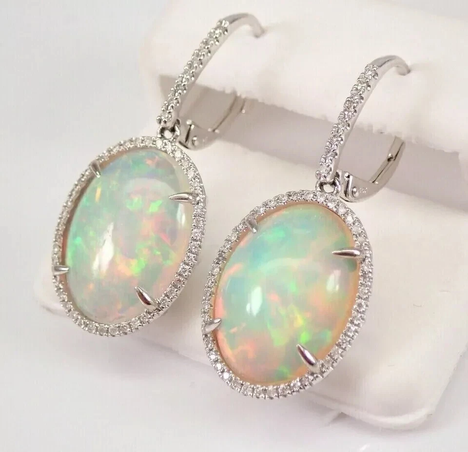 Pendientes colgantes/gotas con halo de ópalo de fuego simulado de corte ovalado de 2 quilates enchapados en oro blanco de 14 quilates Foto 4 de 4