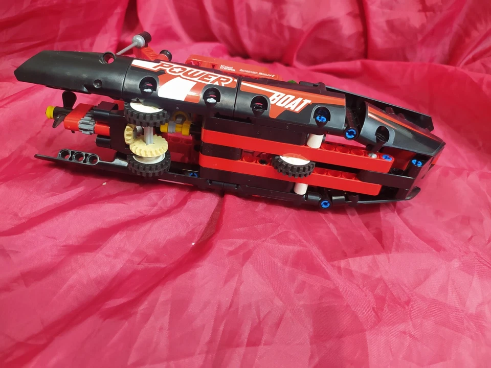 LEGO Technic 42089 Power Boat, foto 3 di 5