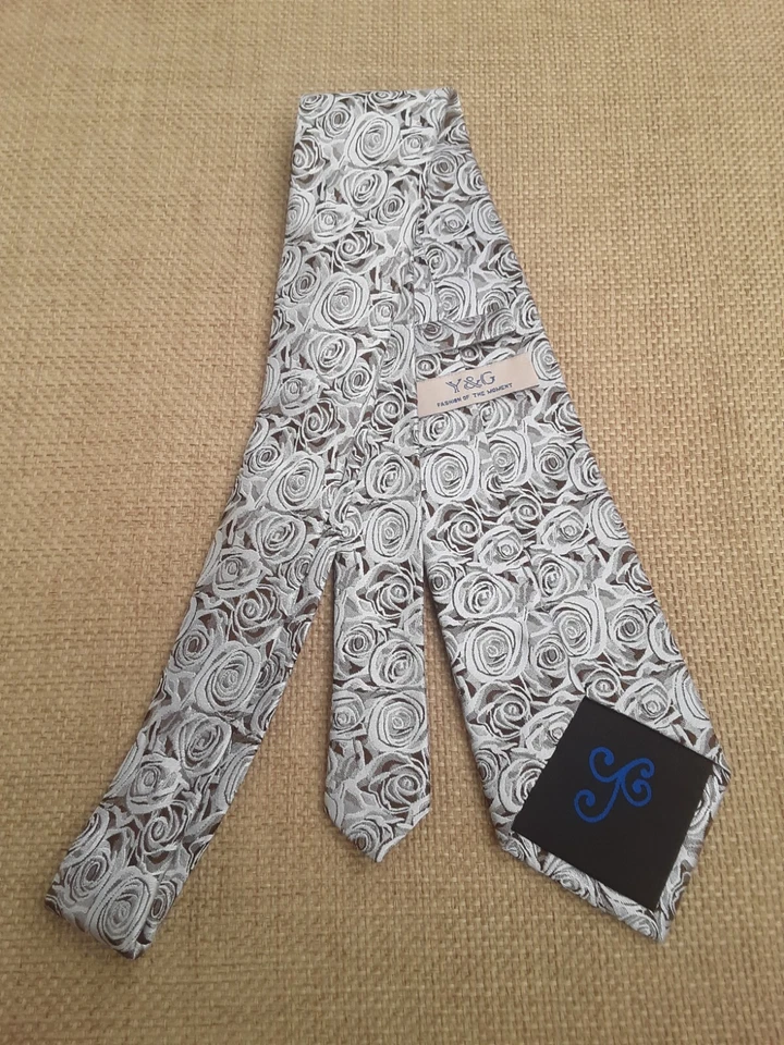 Corbata de seda floral para hombre de 3 1/2" x 59 1/2" Y & G de moda en el momento Foto 2 de 3