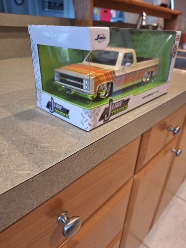 Chevrolet C-10 1985 camioneta beige con ruedas Lowenhart fundido a presión 1/24 por Jada 35859 - Imagen 2 de 5