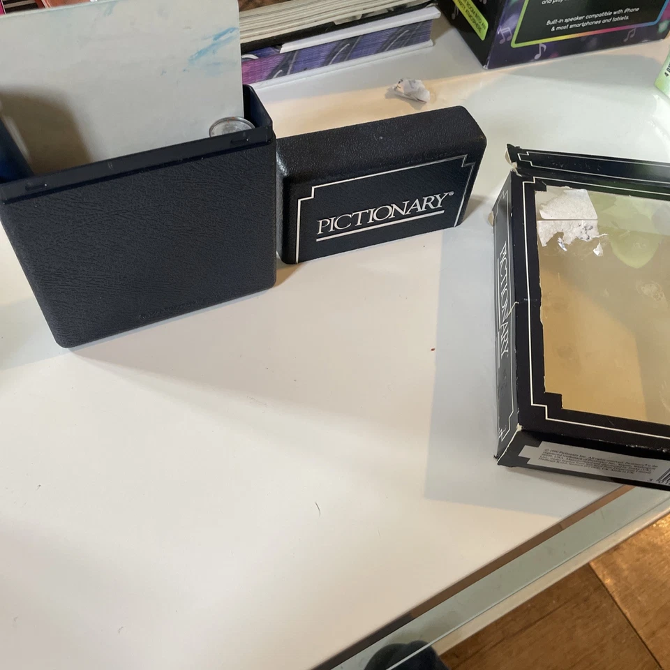 TRAVEL POCKET PICTIONARY GAME VINTAGE 1990 WITH ORIGINAL BOX some cards missing - Image 2 of 4