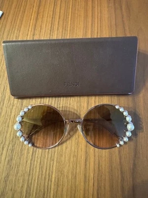 Lunettes de soleil FENDI perle authentiques pour femmes - Photo 1/4