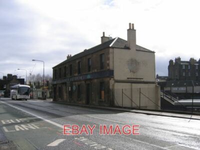 FOTO EDINBURGH SAMSTAG 15. MÄRZ DAS KALEDONISCHE ALE-HAUS SERVIERTE SEINE LETZTE ANSTECKNADEL