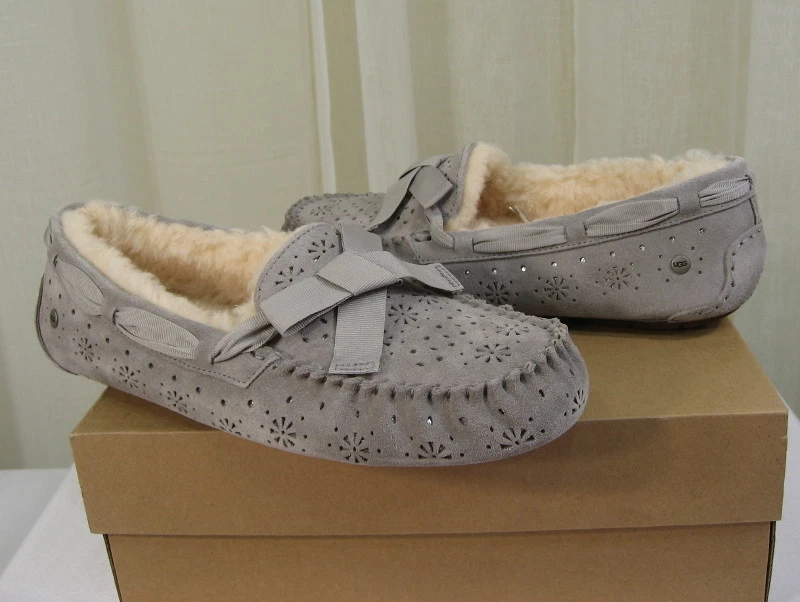 NUEVO EN CAJA UGG Mujer Dakota Sunshine Arco Gamuza Zapatilla Mocasín EE. UU. 12/UE 43 Sello Gris Foto 4 de 4