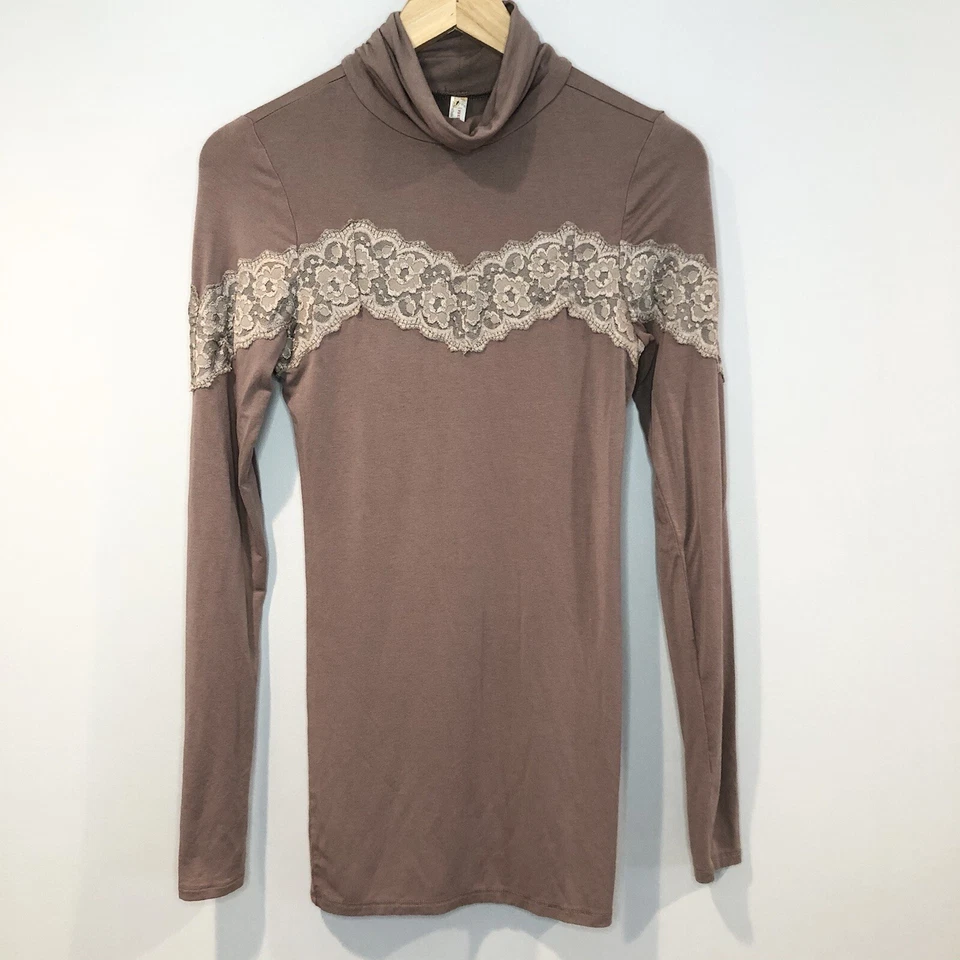 Blusa Free People con ribete de encaje cuello alto marrón topo para mujer talla pequeña’s