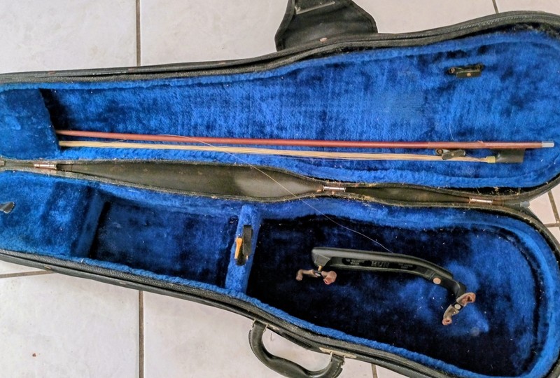 Old Vinlin Case W. KUN Shoulder Rest And A  Master Made Wood Bow