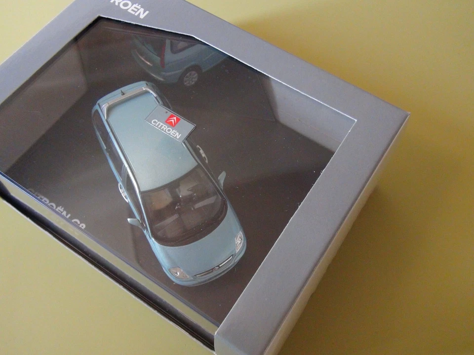 1/43 : Citroën C8 , Coffret "Citroën" par Norev   . - Photo 2/3
