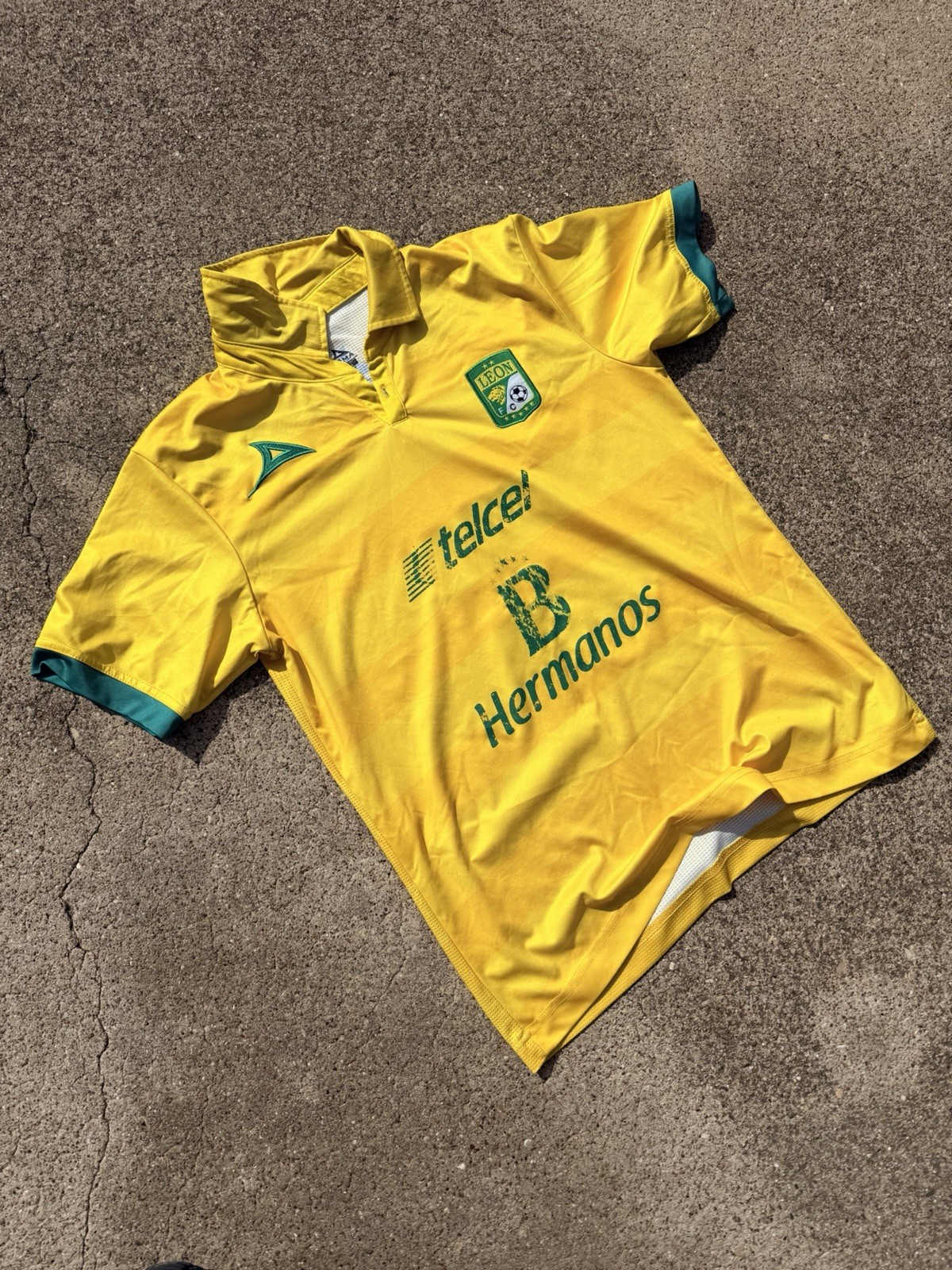 Vintage Leon Mexican soccer jersey w/ collar Size Small Pirma Yellow Futbol