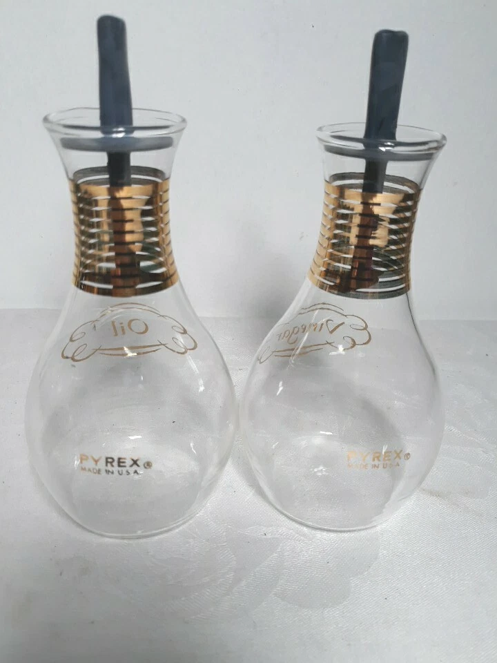 Juego vintage de cuevas de aceite y vinagre Pyrex de los años 50 con bandas y tapones dorados Foto 3 de 4