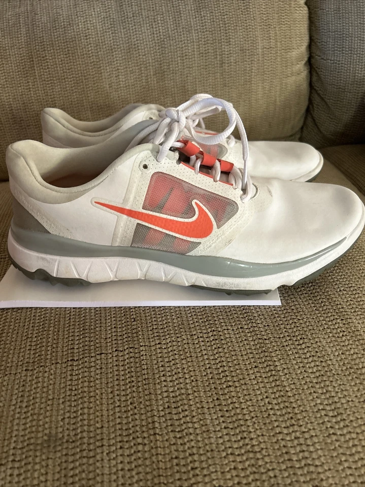 Zapatos de golf Nike FI Impact para mujer blancos gris césped naranja Foto 4 de 4