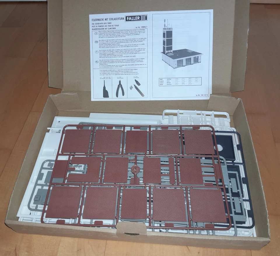 Faller H0 Feuerwache mit Fahrzeughalle und Schlauchturm, Bausatz, NEU ohne OVP - Bild 4 von 4