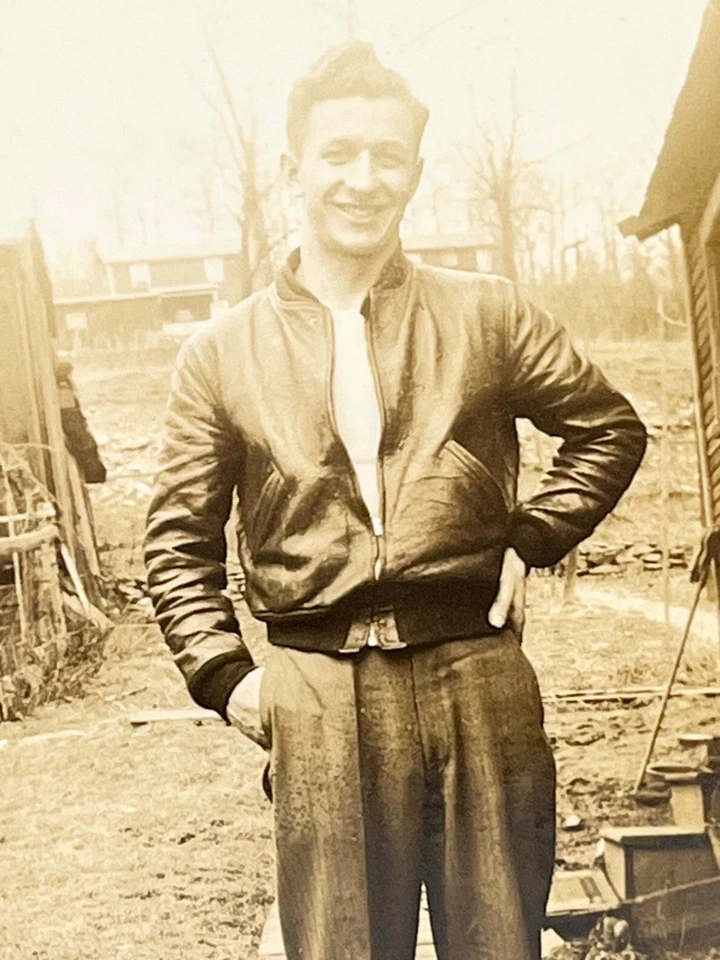 1940-х красивый армии ВВС человек кожаная куртка идентифицированный винтажный снимок фото - Изображение 2 из 3