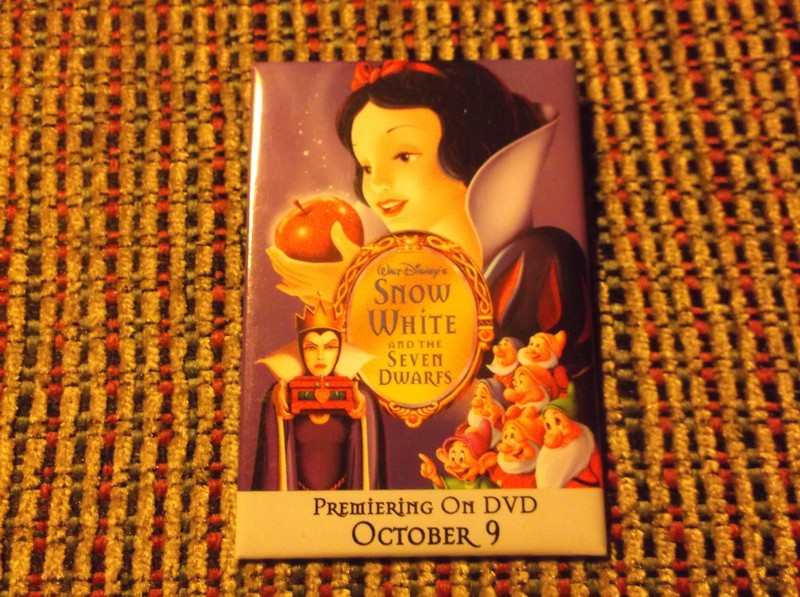 SNOW WHITE & THE SEVEN DWARFS PROMOTIONAL RETAIL DATED MOVIE PIN