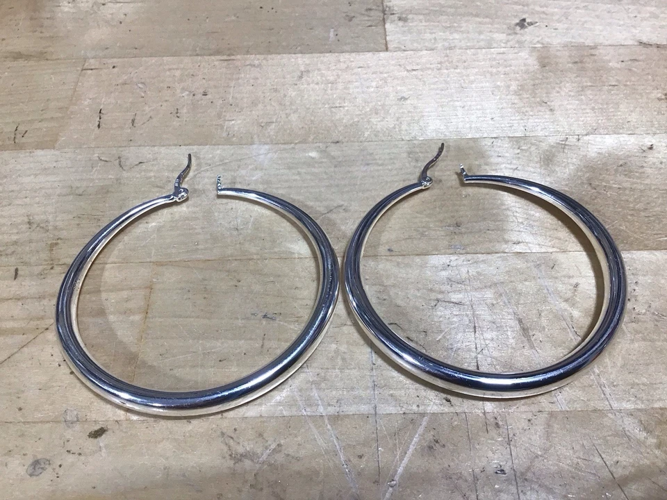 Pendientes de aro grandes de plata de ley .925. Tamaño 2 1/4 pulgadas de diámetro. Foto 4 de 4