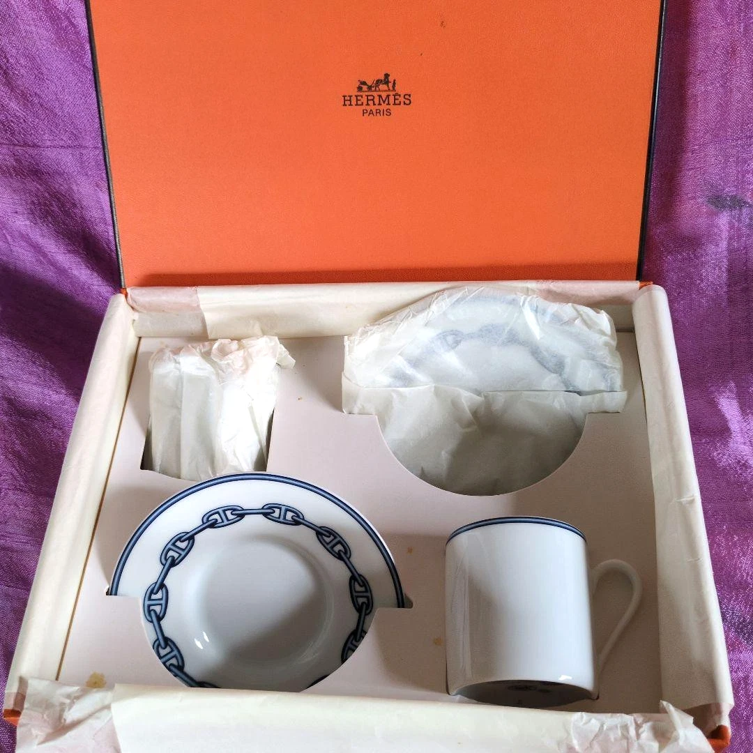 Preços baixos em Porcelana HERMÈS conjuntos de Xícara e pires de