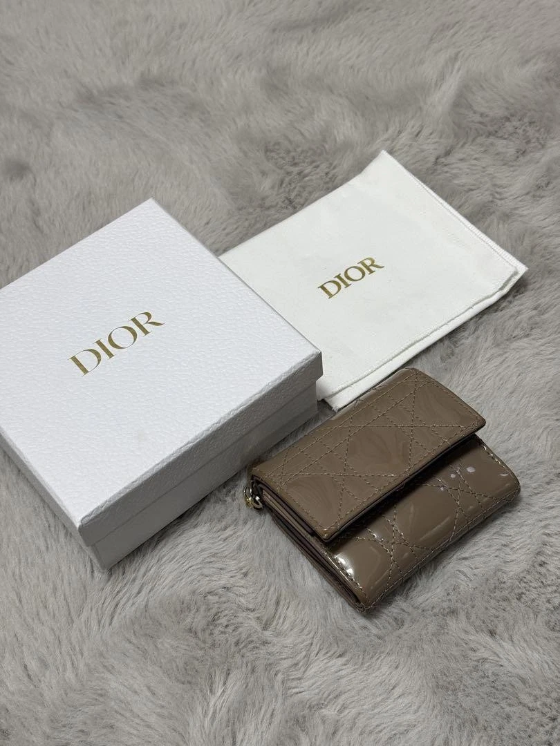 Portefeuille Dior Lady Dior Lotus tri pli taupe verni veau Japon limité