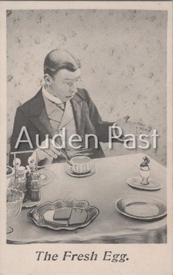 Frühe Postkarte ''Das frische Ei'' Mann beim Frühstück Jas. Bamforth um 1905