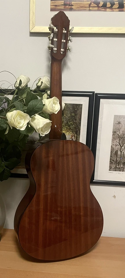 Lucero LC100 Classical Guitar Natural. Excellent Condition. - Image 2 of 4