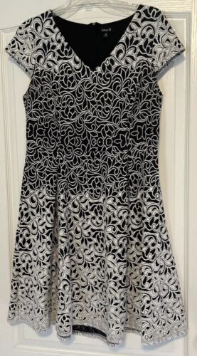 Alexa B Dress Women’s Size 14 Black and White Floral V-neck Knee Length - Picture 2 of 7