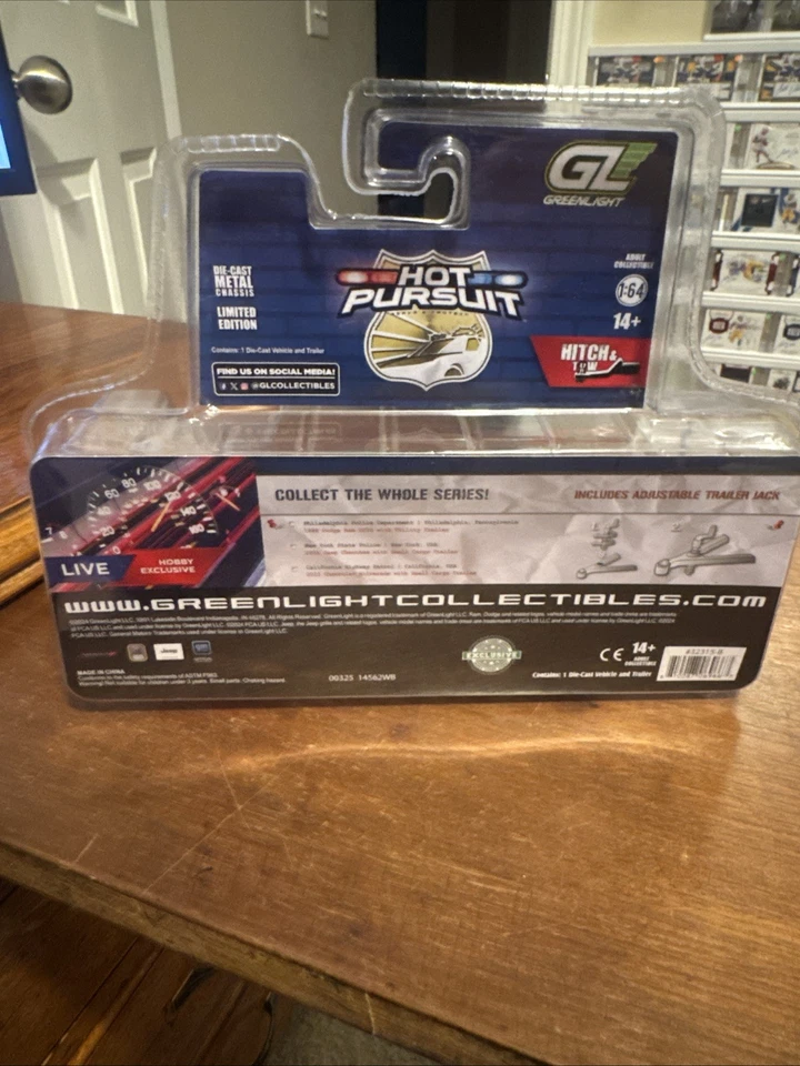 Greenlight Hot Pursuit Hitch & Tow 2001 Jeep Cherokee w/Cargo Trailer **CHASE** - Image 4 of 4