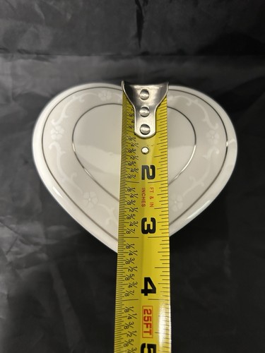 Wedgewood Icing Bone China Heart Shaped Porcelain Trinket Box - Picture 3 of 7